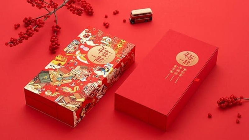 Bao lì xì kèm quà nhỏ tượng trưng