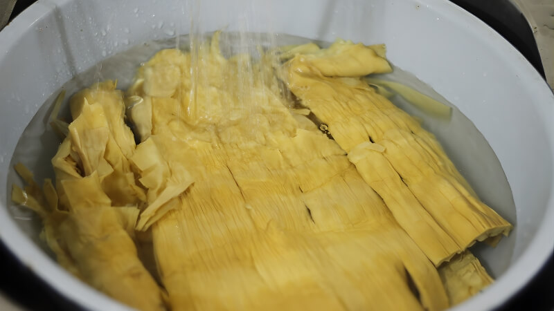 Tại sao măng khô lâu mềm và cần xử lý kỹ?