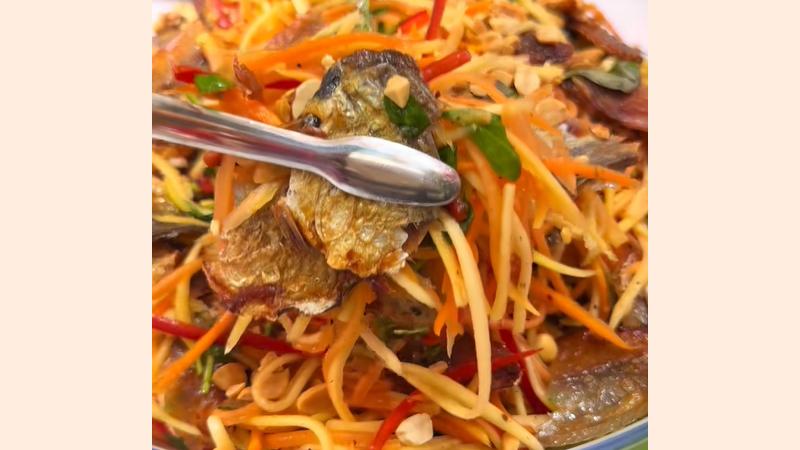 Thưởng thức gỏi khô cá chỉ vàng