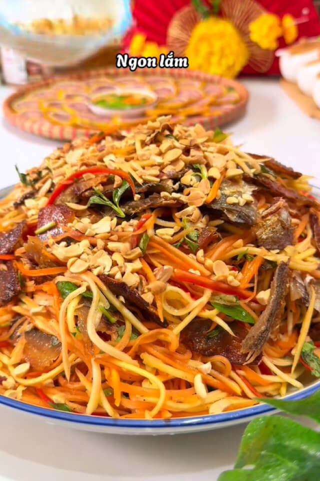 Biến tấu gỏi khô cá chỉ vàng trộn xoài xanh chua cay, mồi bén lai rai ngày Tết