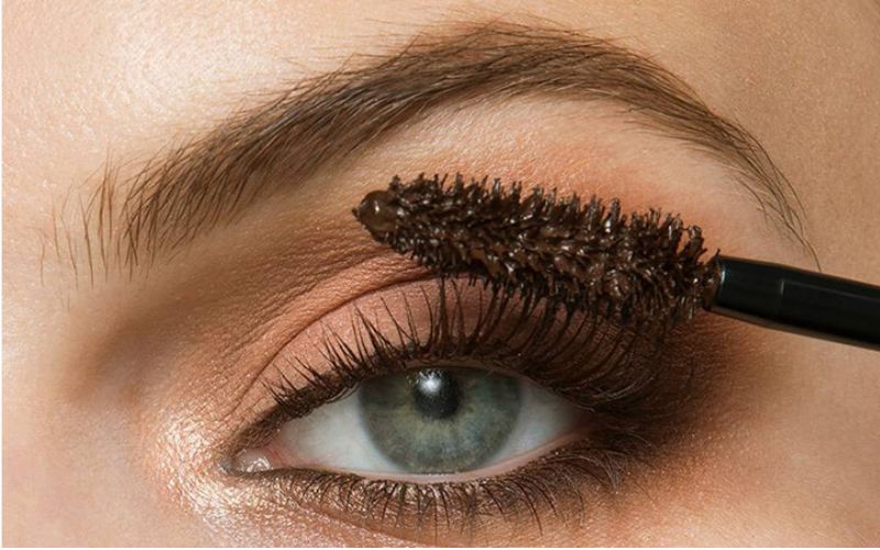 Kẻ mắt và mascara nâu giúp đôi mắt sâu, mềm mại và tự nhiên hơn