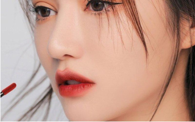 Son tone ấm giúp gương mặt hài hòa, tươi tắn và tràn đầy sức sống