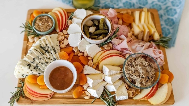 Lấp đầy các khe hở bằng hạt và thảo mộc giúp bố cục khay tiệc trông đầy đặn