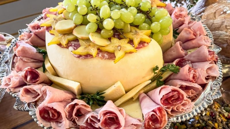 Gấp, cuộn hoặc xếp quạt các lát thịt giúp khay đồ nguội trông mềm mại và bắt mắt