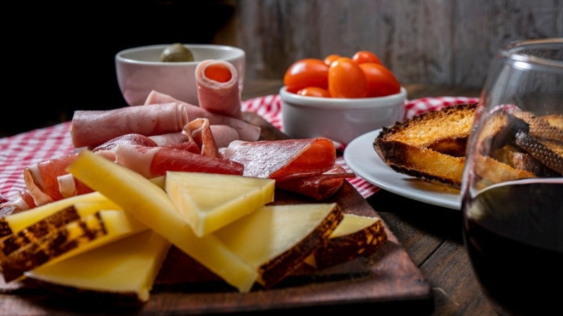 Đặt phô mai tại các góc đối xứng giúp định hình bố cục và tạo điểm nhấn cho khay tiệc