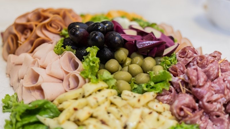 Thêm trái cây và các loại hạt giúp lấp đầy khoảng trống, tạo màu sắc rực rỡ cho khay tiệc