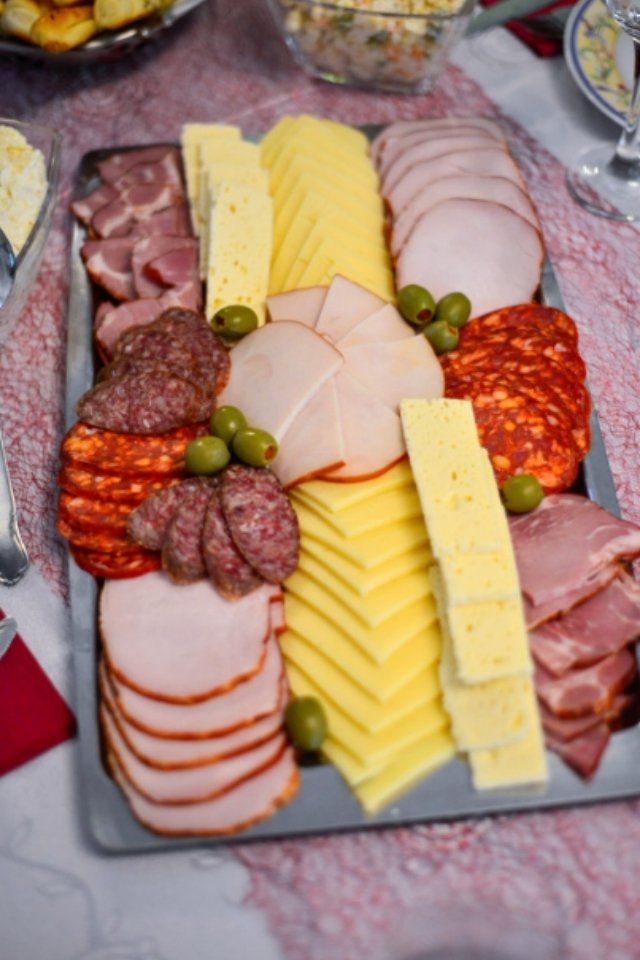 Cách bài trí khay thịt nguội phô mai đẹp mắt như nhà hàng