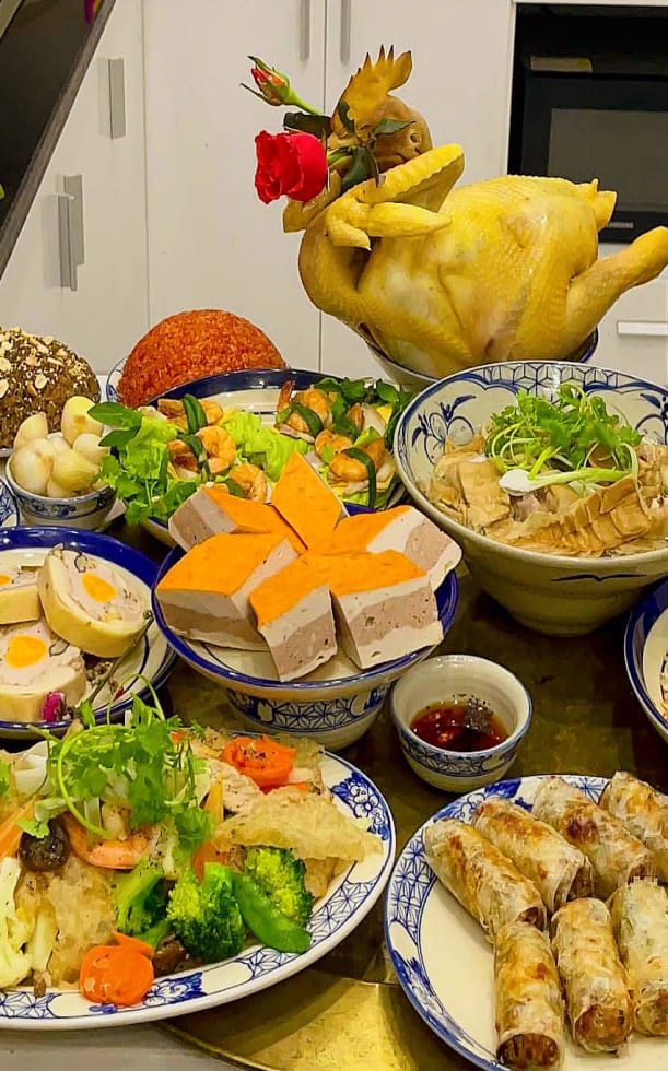 Mâm cỗ tân niên hiện đại gọn nhẹ nhưng vẫn đủ đầy ý nghĩa