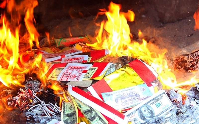 Tục đốt vàng mã thể hiện tín ngưỡng hiếu đạo và lòng tưởng nhớ tổ tiên