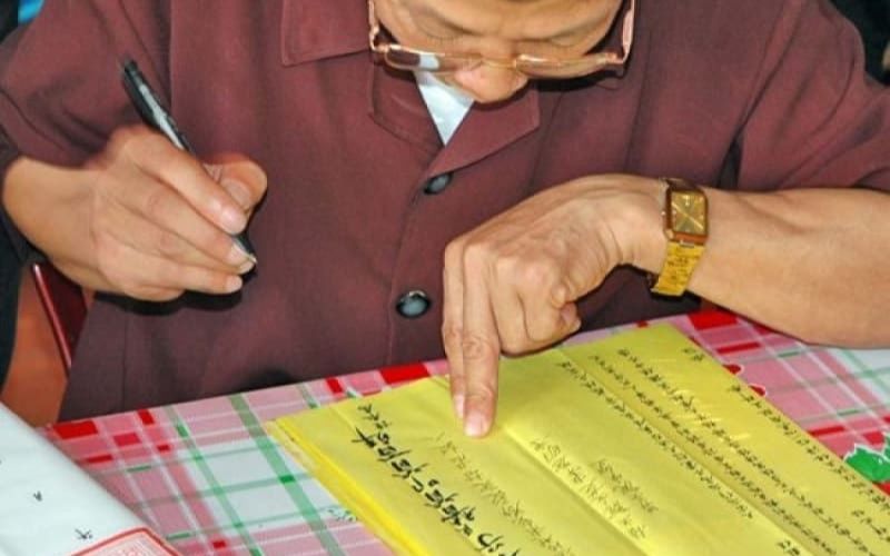 Viết và đọc sớ đúng cách giúp nghi lễ đốt vàng mã diễn ra trang nghiêm, trọn vẹn