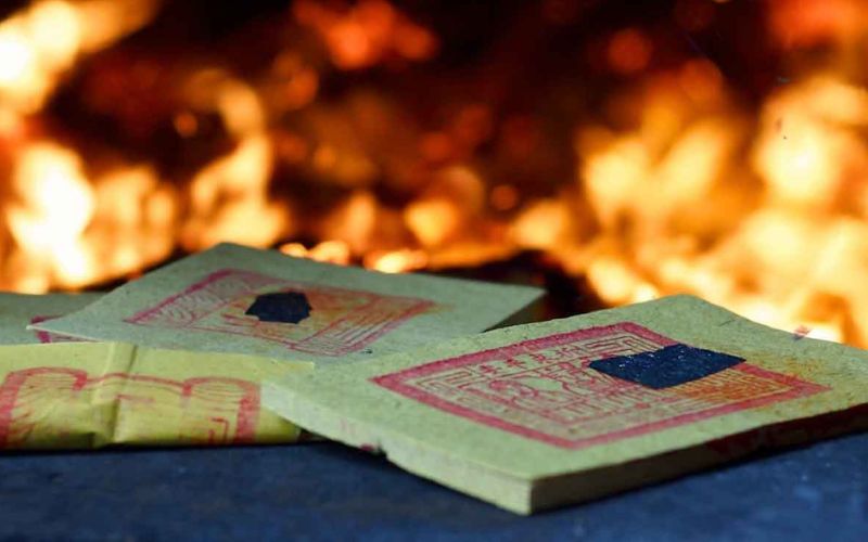 Ghi tờ cấp quần áo đúng cách giúp gửi vật phẩm cho người âm trọn vẹn, đúng nghi lễ