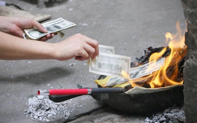 Văn khấn đốt vàng mã giúp mời gia tiên chứng giám và nhận lễ vật thành tâm