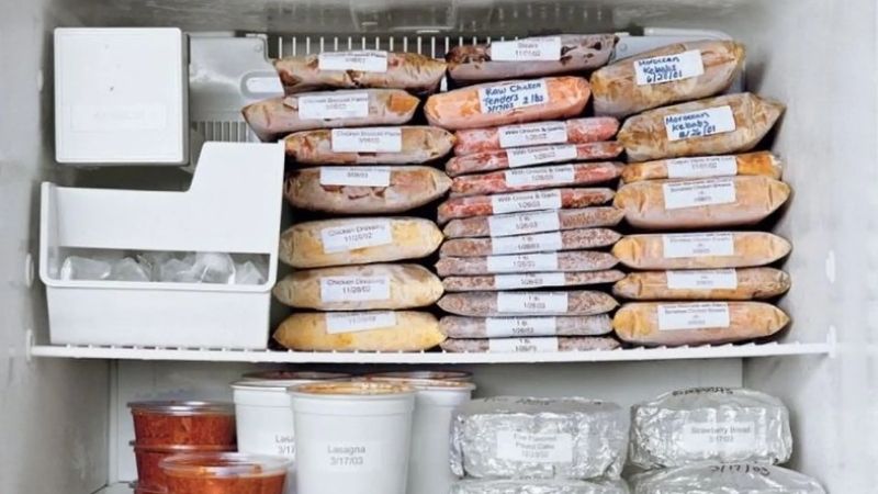 Chia nhỏ thực phẩm vào túi zip, ép hết khí và lưu trữ trong ngăn mát tủ lạnh để chống mốc