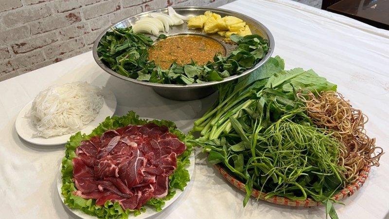 Lẩu bò nhúng lá giang