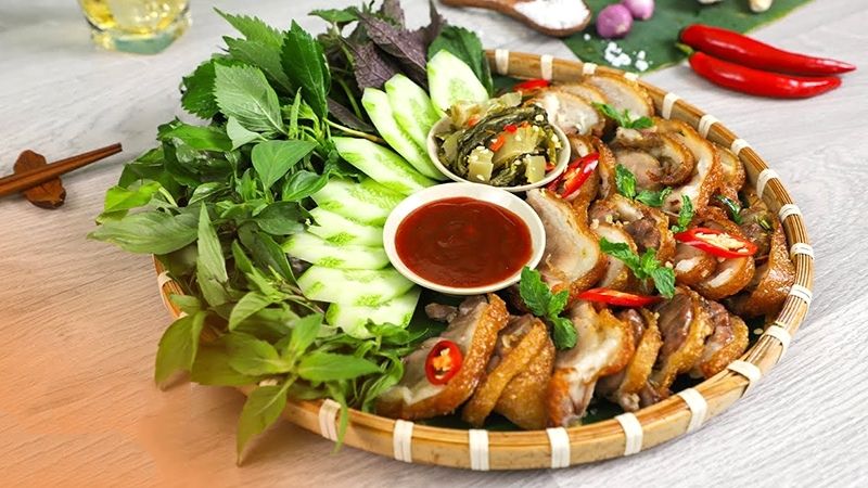 Thưởng thức giò heo chiên da giòn