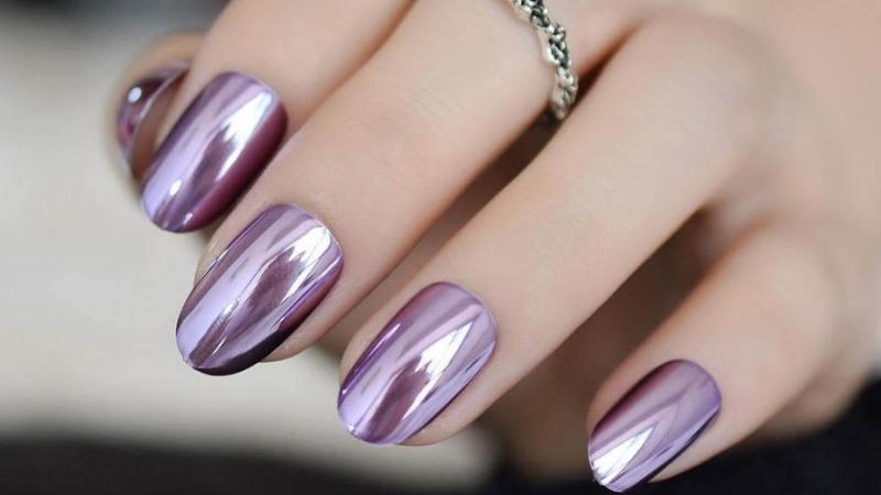 Nail tráng gương là kỹ thuật phủ bột chrome tạo hiệu ứng phản chiếu cực kỳ sang chảnh