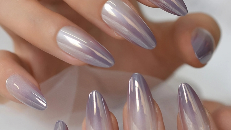 Hiệu ứng tráng gương từ bột kim loại mịn phản xạ ánh sáng trên nền gel bóng phẳng