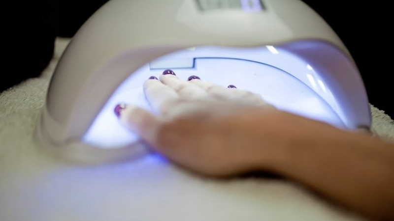 Nail tráng gương bắt buộc phải hơ đèn LED/UV để làm khô lớp gel nền và giữ bột bám chắc