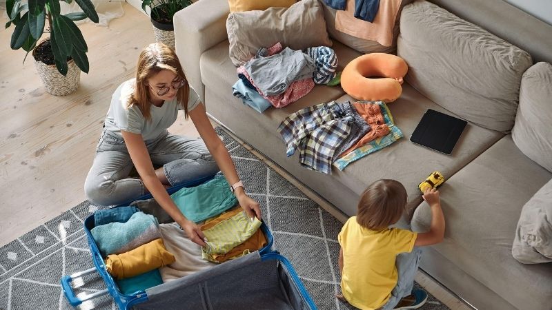 Chia đồ theo bộ, cuộn tròn và đựng trong túi zip riêng giúp vali của bé luôn gọn gàng Chia đồ theo bộ, cuộn tròn và đựng trong túi zip riêng giúp vali của bé luôn gọn gàng