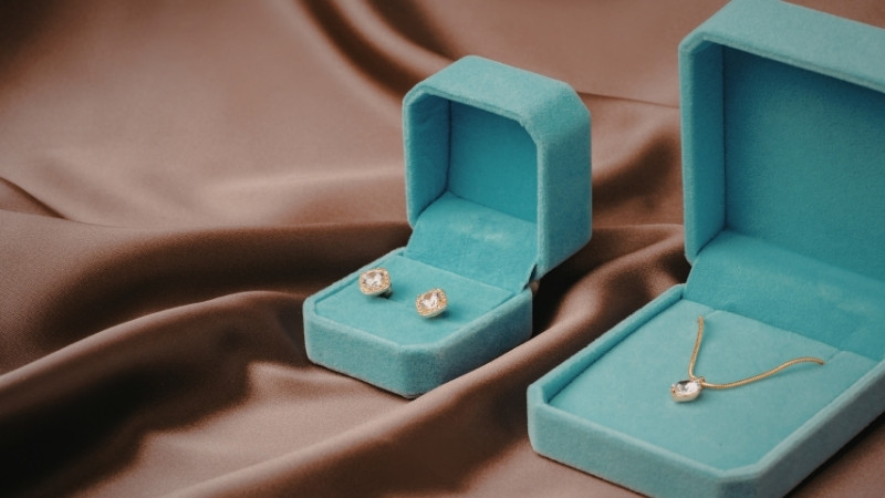 Cho trang sức vào hộp đựng chuyên dụng Cho trang sức vào hộp đựng chuyên dụng