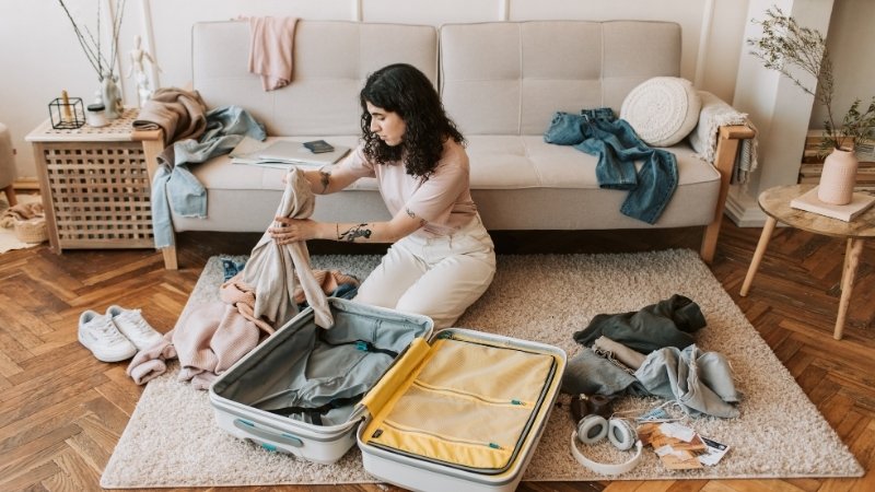 Trải phẳng đồ dài làm lớp bọc rồi cuộn đồ nhỏ vào trong để tận dụng tối đa diện tích vali Trải phẳng đồ dài làm lớp bọc rồi cuộn đồ nhỏ vào trong để tận dụng tối đa diện tích vali