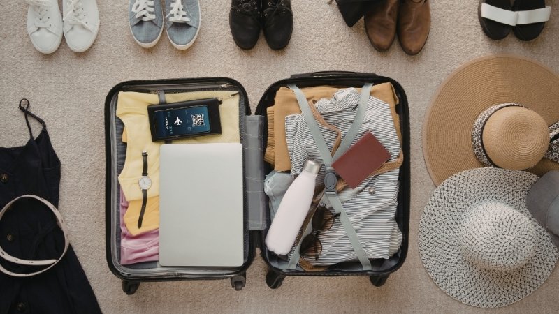 Sắp xếp thiết bị điện tử vào ngăn cố định Sắp xếp thiết bị điện tử vào ngăn cố định