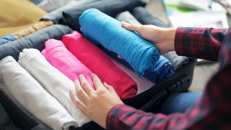 Bọc đồ dễ vỡ bằng quần áo dày và đặt ở giữa vali để giảm chấn động hiệu quả nhất Bọc đồ dễ vỡ bằng quần áo dày và đặt ở giữa vali để giảm chấn động hiệu quả nhất