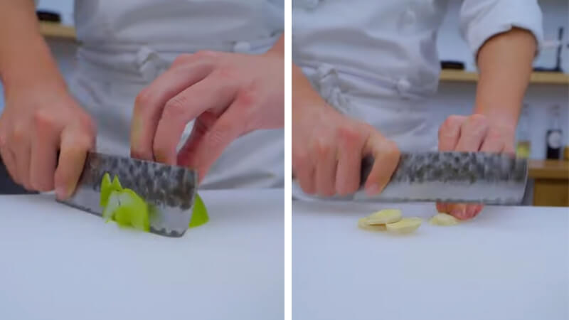 Cho táo và hành baro cắt vào nồi nước tương ngâm