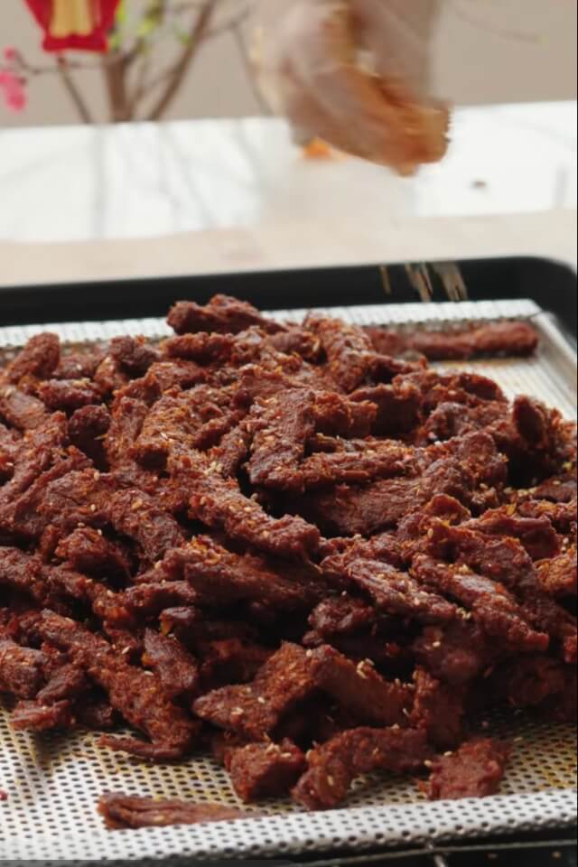 Tự làm bò khô que cay nồng tại nhà, thớ thịt dai ngon nhâm nhi ngày Tết