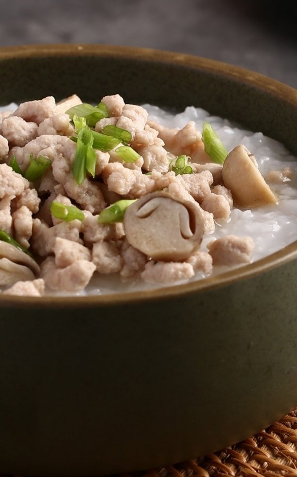 Hướng dẫn nấu cháo nấm rơm thịt bằm thanh đạm, dễ ăn, dinh dưỡng