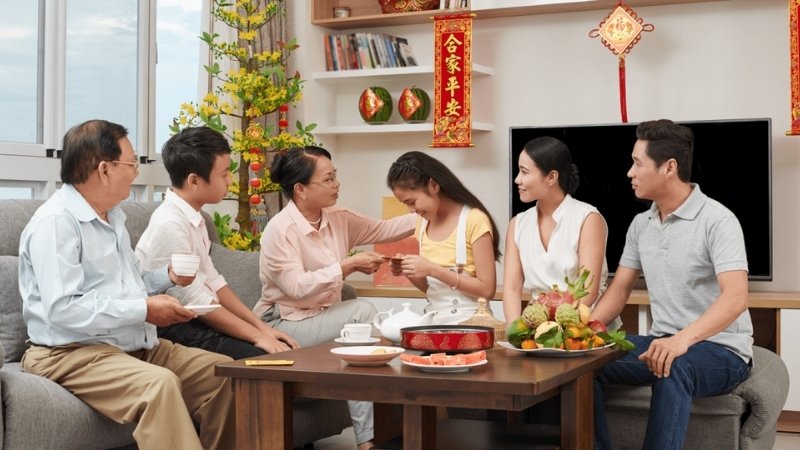 Hãy luôn giữ thái độ lịch sự, vui vẻ và linh hoạt ứng biến để không khí Tết thêm trọn vẹn