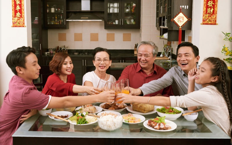 Quy tắc mời rượu và gắp thức ăn