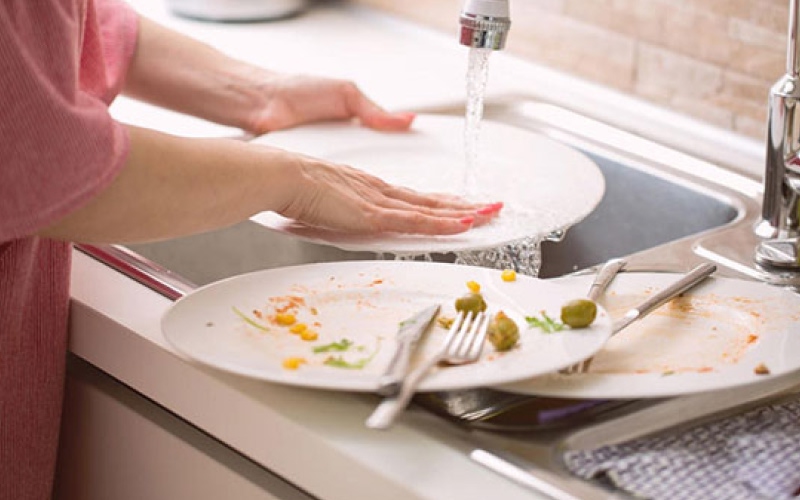 Con gái về ra mắt có nên rửa bát không?