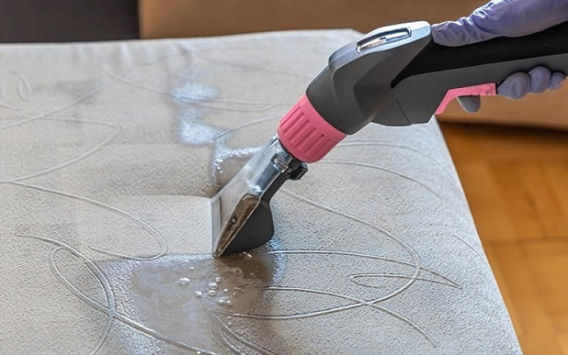 Chà xát quá mạnh bằng bàn chải cứng