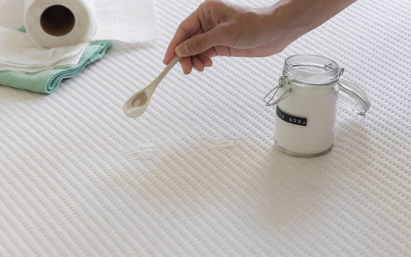 Bước 3: Khử mùi hôi và hút ẩm bằng Baking Soda