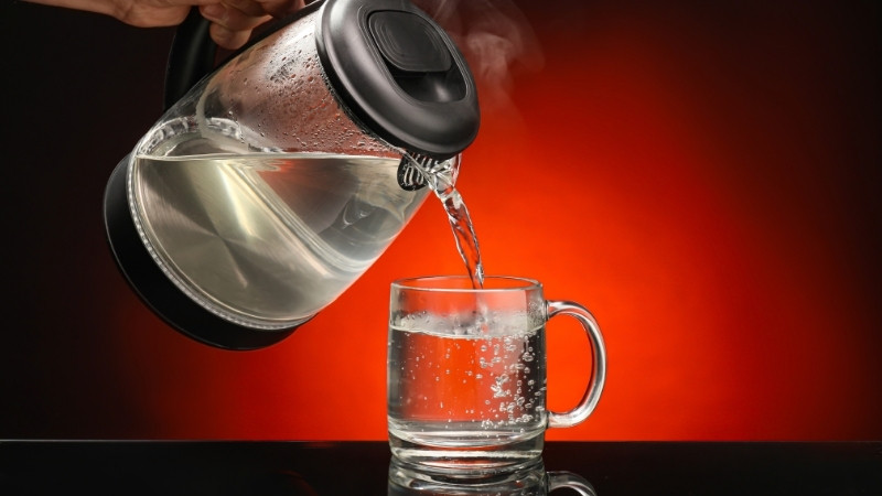 Bạn nên đun sôi và đổ bỏ lượt nước đầu để sạch hoàn toàn mùi và các vụn cặn còn sót lại