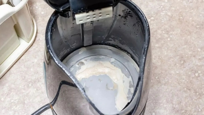 Cặn ấm siêu tốc là lớp khoáng chất kết tủa bám vào đáy ấm sau khi đun nước