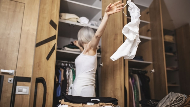 Lấy toàn bộ quần áo ra khỏi tủ