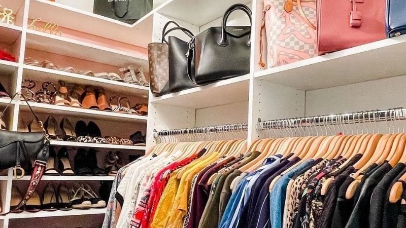 Sắp xếp quần áo thiếu logic