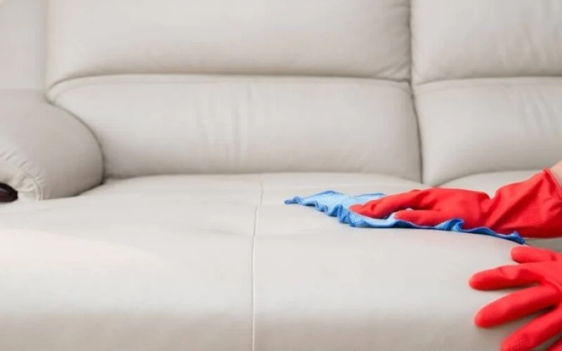 Làm sạch sofa bọc nỉ bằng khăn ẩm Làm sạch sofa bọc nỉ bằng khăn ẩm