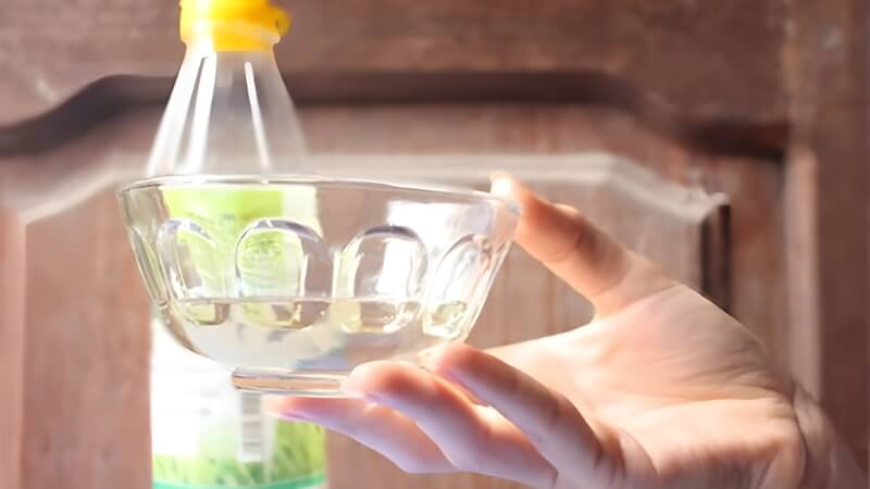 Làm sạch gioăng cao su tủ lạnh bằng giấm và nước Làm sạch gioăng cao su tủ lạnh bằng giấm và nước