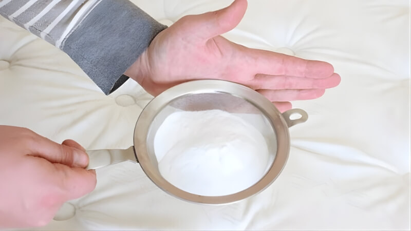 Rắc baking soda để khử mùi Rắc baking soda để khử mùi