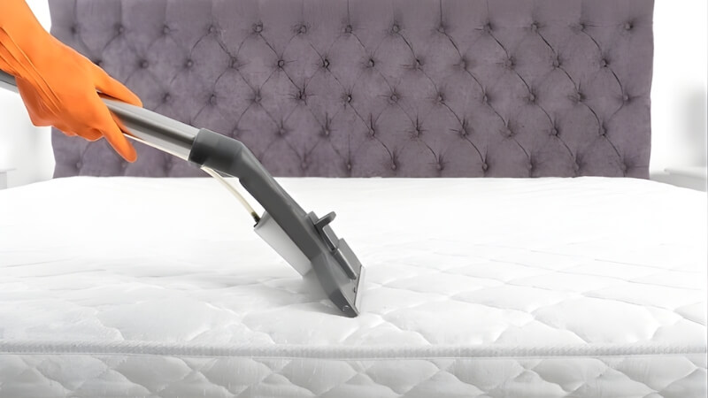 Hút sạch baking soda & lật nệm, vệ sinh mặt còn lại Hút sạch baking soda & lật nệm, vệ sinh mặt còn lại