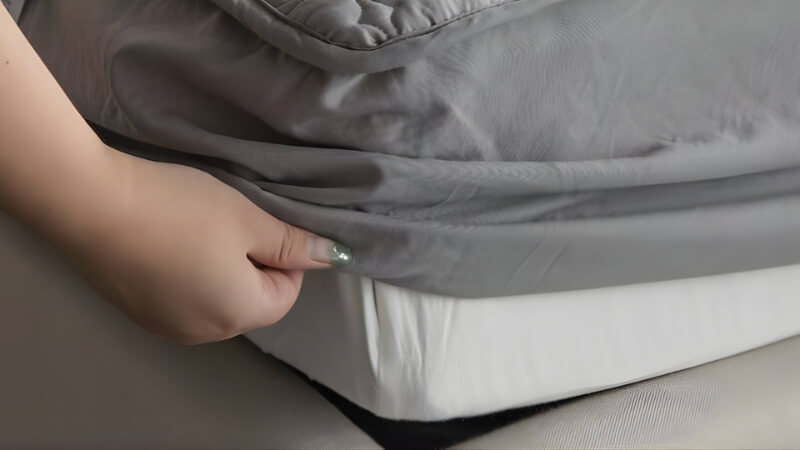 Tháo chăn ga và lớp bọc bảo vệ đệm Tháo chăn ga và lớp bọc bảo vệ đệm