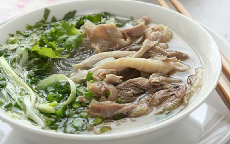 Bạn thưởng thức miến nóng hổi, đậm vị. Bạn thưởng thức miến nóng hổi, đậm vị.