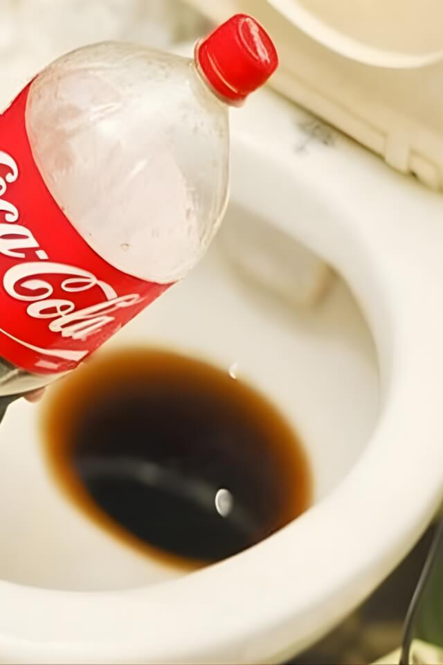 Tẩy bồn cầu bằng nước ngọt có ga với 5 bước hiệu quả nhất