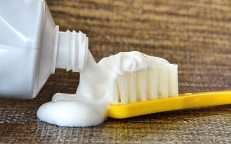 Kem đánh răng trắng hỗ trợ xử lý vết ố vàng trên gỗ sơn