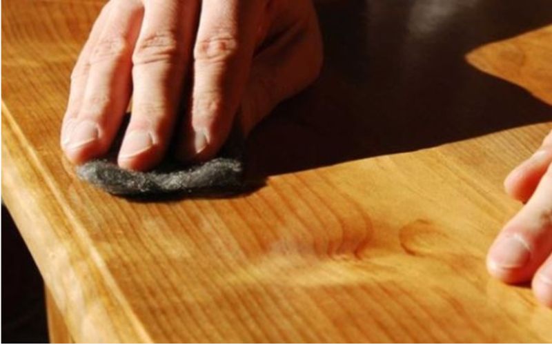Xử lý sớm vết xước nhỏ giúp bề mặt gỗ mịn và đều màu hơn