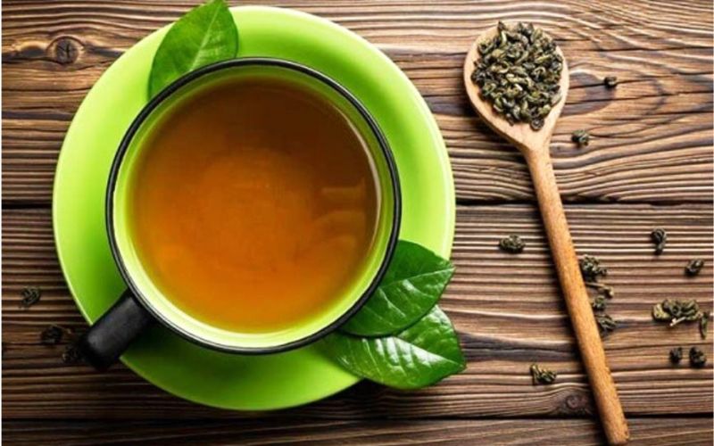 Nước trà giúp cuốn trôi bụi bẩn, giữ màu gỗ sáng đẹp