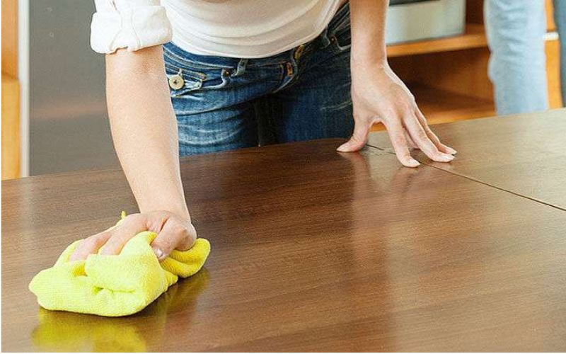 Lau khô đúng cách giúp giữ độ bóng và kéo dài tuổi thọ đồ gỗ